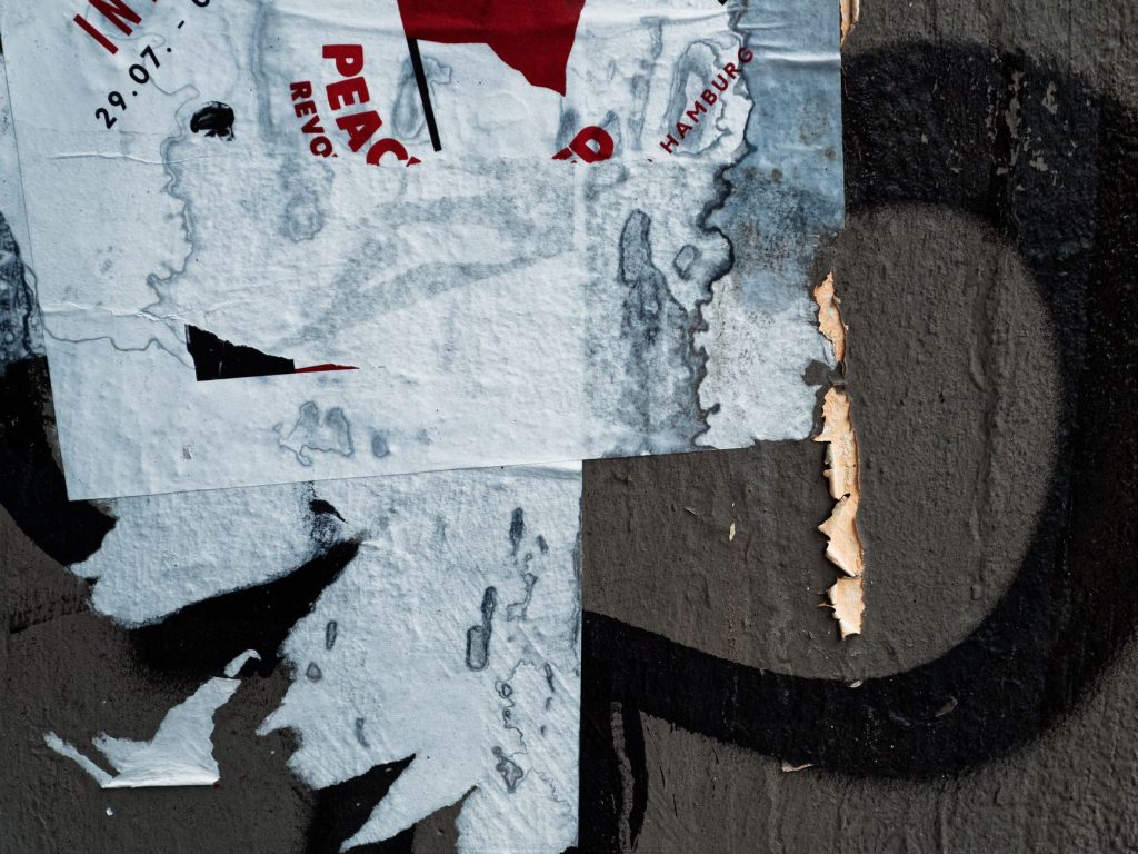 Affiches industrielles : l’art brut qui s’invite chez vous